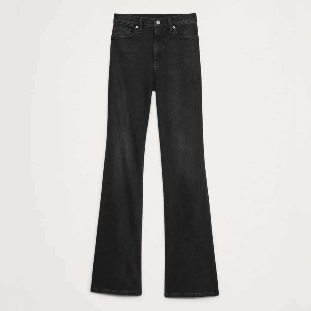 NWT! Banana Republic Black Wash The Relaxed Flare Jean - Size 32 🩷